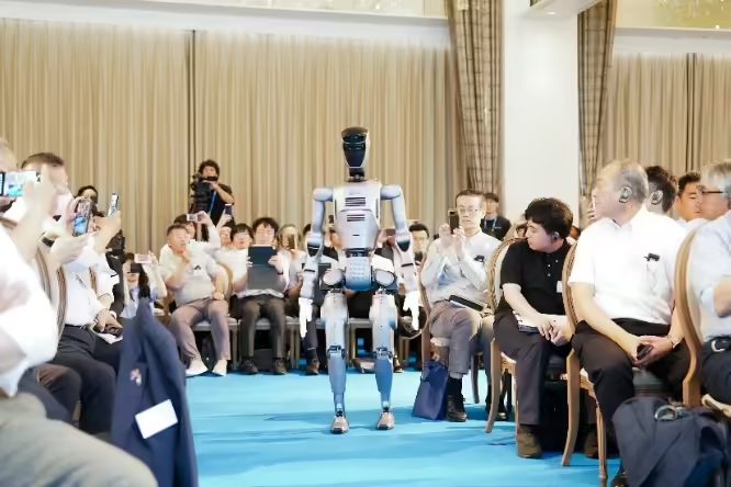 越疆科技批量交付全球首款“灵巧操作 + 直膝行走”具身智能人形机器人 Atom