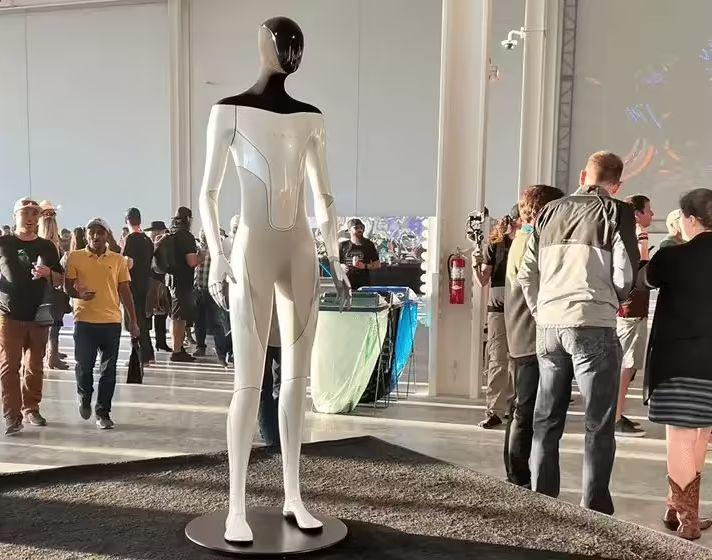 消息称特斯拉第三代机器人即将进入中国 C 端市场，预计明年实现量产