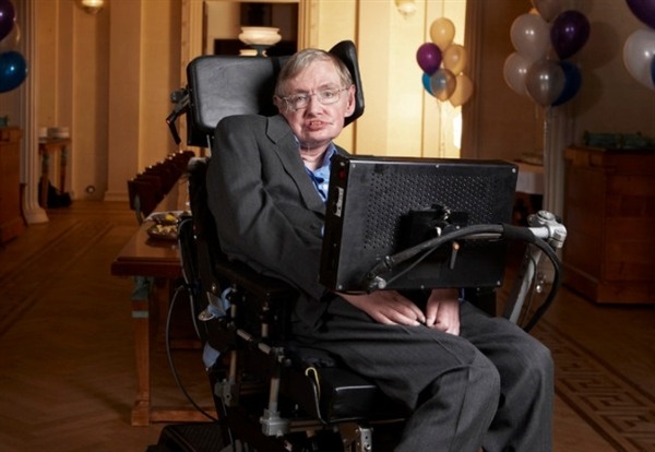 家人捐出霍金生前呼吸机治疗新冠感染者：曾陪伴他走遍世界