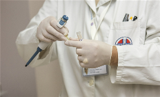 抗体没有保护作用 英国牛津新冠疫苗宣告失败：人类希望就看中国美国了