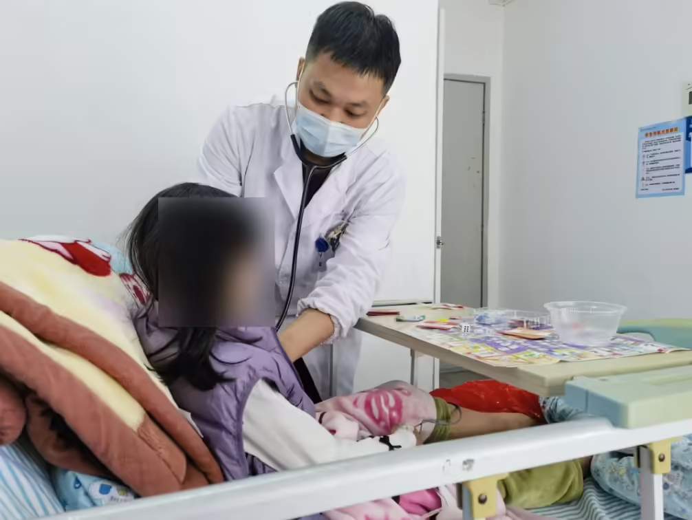 父母用 AI 自行问诊险误孩子病情，汕头大学医学院第一附属医院提醒“用药诊断应遵循专业医生意见”