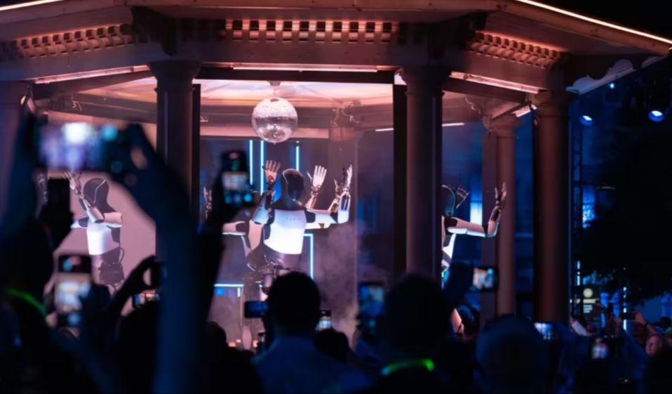 马斯克宣布今年量产人形机器人，没想到首批规模竟堪比一个军团